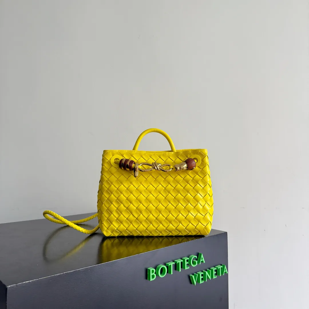 The new Andiamo batch of 3060 BV is shipped‼ ️The classic intercciato weaving process is used to create a soft bag, the metal knot is made of micro-cast aluminum using jewelry technology🪢, and the decorative beads are made of metal and hand-polished oak, allowing you to jump repeatedly between elegance and fun💃, making it unpredictable. Classic and versatile, it shows off your temperament, and the bag has a large capacity, making it very convenient for daily commuting! It has a variety of carrying methods, the shoulder straps can be adjusted by yourself, the original lambskin feels soft and delicate, and the unisex style breaks gender boundaries and brings a more practical and long-lasting use experience. The Andiamo, which has both elegant and casual styles, perfectly interprets the "fashionable old money style". Style number: 743568+wood hardware Color: sulfur color Size: 25*22*10.5cm